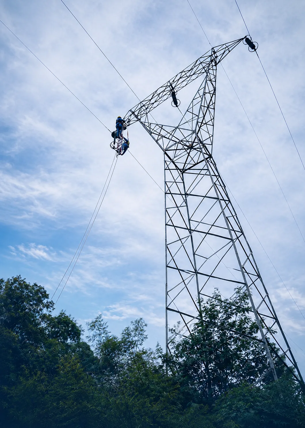 Técnico realizando tareas de mantenimiento en infraestructura eléctrica de TRANSNOA
